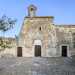 La facciata principale della chiesa si presenta semplice e lineare, realizzata con paramento in conci di pietra locale e definita dalla giustapposizione di due diversi volumi adiacenti, corrispondenti alle due navate interne